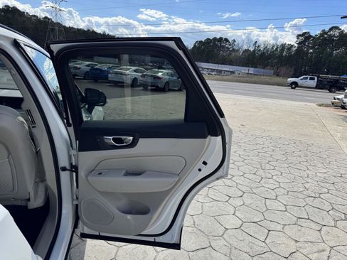 Used 2023 Volvo XC60 B5 Plus image 16