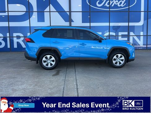 Used 2021 Toyota RAV4 LE image 1