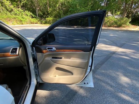 Used 2013 Jeep Grand Cherokee Overland image 56