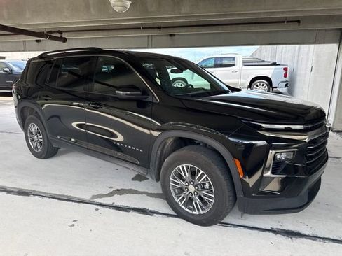 Used 2025 Chevrolet Traverse LT FWD image 15