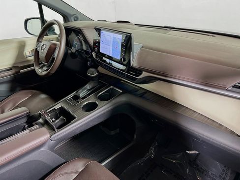 Certified 2024 Toyota Sienna Platinum FWD image 28