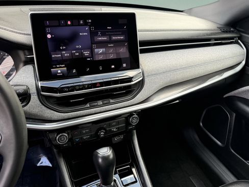 Used 2024 Jeep Compass Latitude image 19