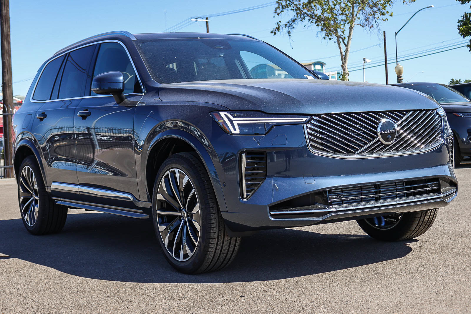 New 2026 Volvo XC90 T8 Plus w/ Protection Package Premier AWD/4WD image 3