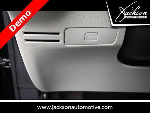 New 2025 Volvo XC40 B5 Ultra image 16