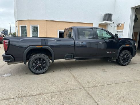Used 2024 GMC Sierra 3500 AT4 w/ Technology Package AWD/4WD image 4