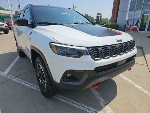 Certified 2025 Jeep Compass Trailhawk w/ Trailhawk Elite Group AWD/4WD image 6