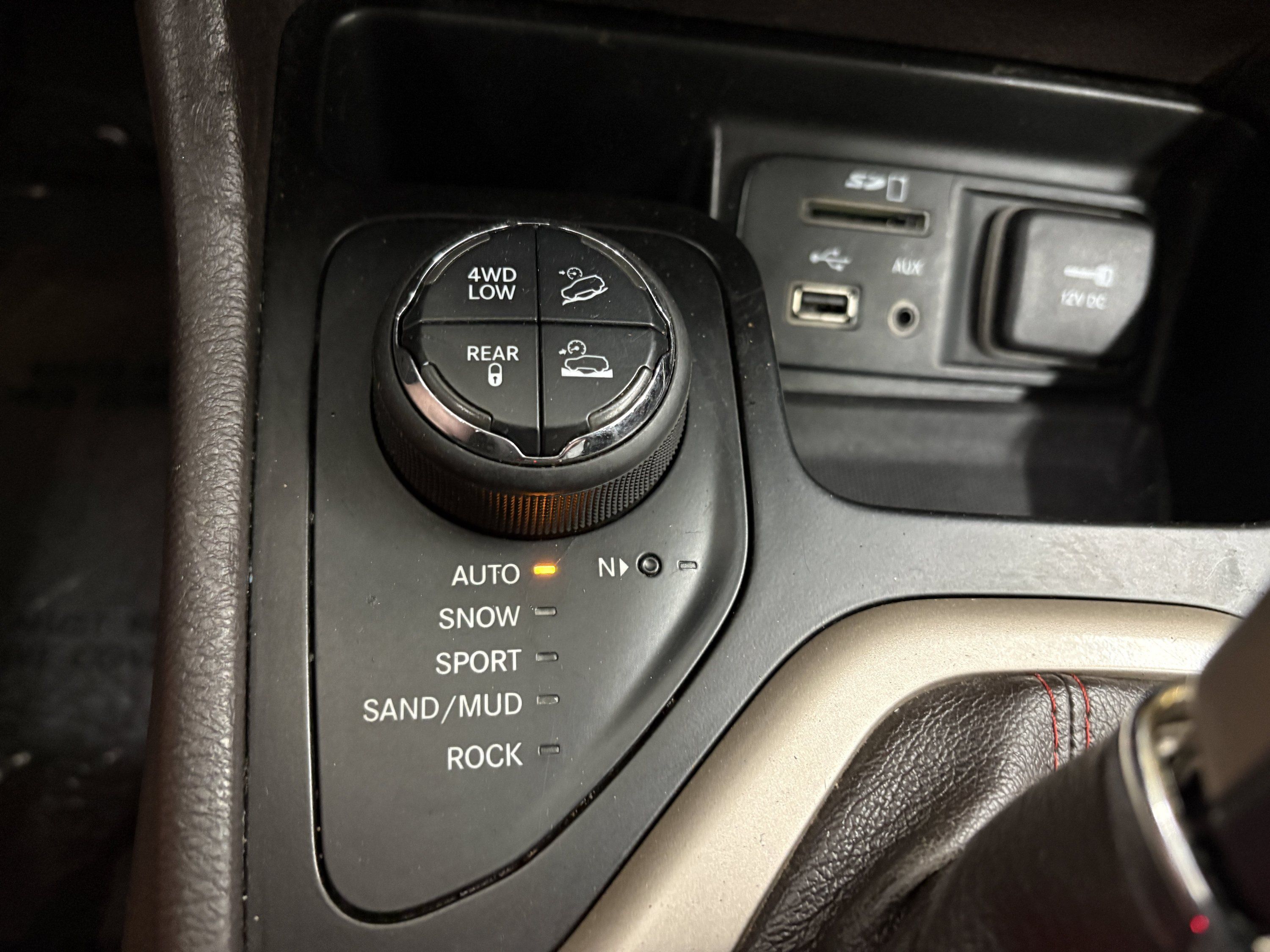 Used 2014 Jeep Cherokee Trailhawk w/ Comfort/Convenience Group AWD/4WD image 19