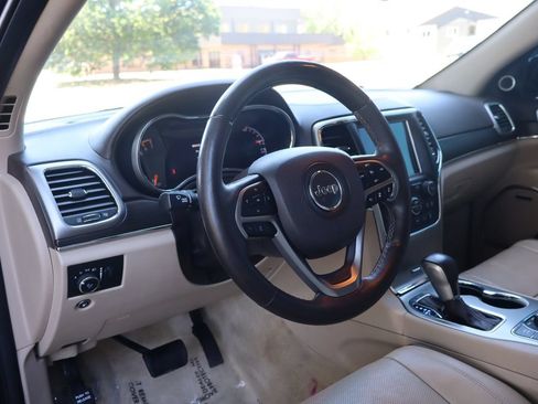 Used 2018 Jeep Grand Cherokee Overland AWD/4WD image 15