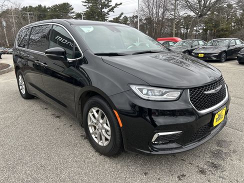 Used 2025 Chrysler Pacifica Select FWD image 3