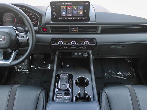 Used 2025 Honda Pilot Touring image 13