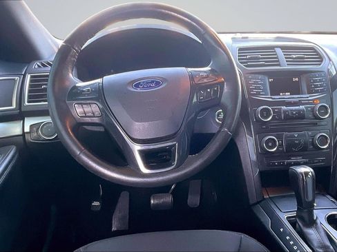 Used 2016 Ford Explorer XLT FWD image 5