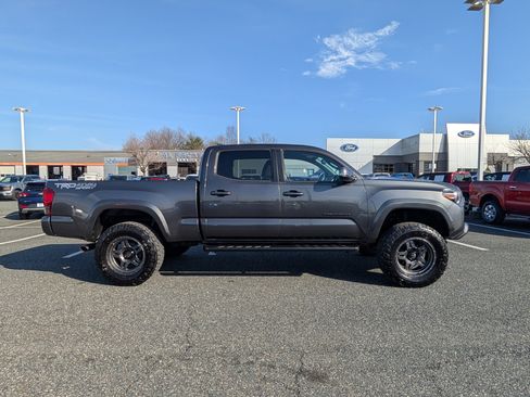Used 2017 Toyota Tacoma TRD Sport w/ Tow Package image 2