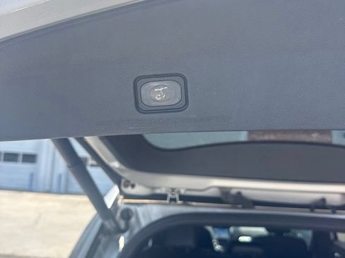 Used 2018 Ford Explorer XLT w/ Equipment Group 202A FWD image 12