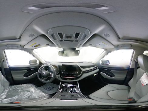 New 2026 Toyota Highlander XLE image 33