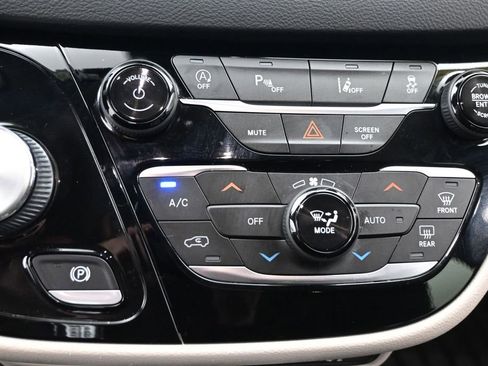 Used 2022 Chrysler Pacifica Touring-L FWD image 17