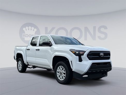 Used 2025 Toyota Tacoma SR image 8