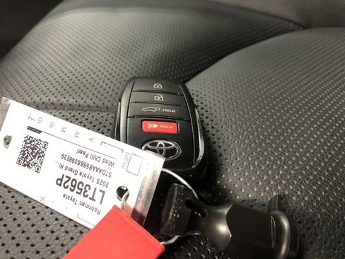 Used 2025 Toyota Grand Highlander AWD image 30