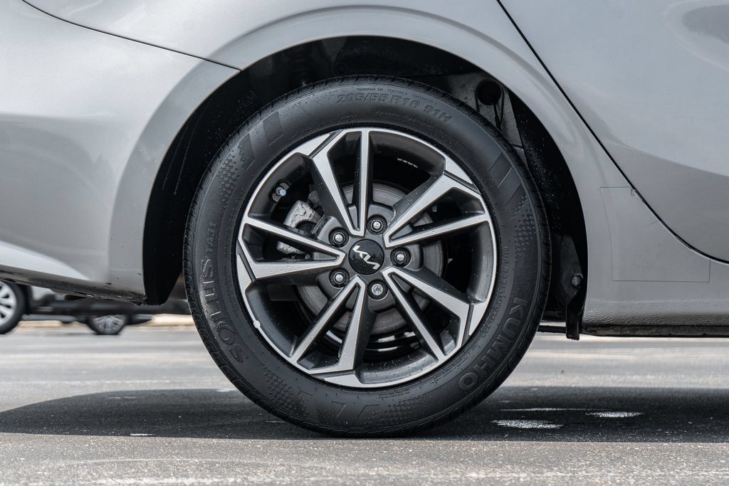 Used 2024 Kia Forte LXS w/ LXS Technology Package FWD image 9