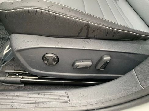 Used 2025 Volkswagen Jetta SE w/ Sunroof Package FWD image 11