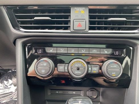 New 2024 Volkswagen Taos SE image 39