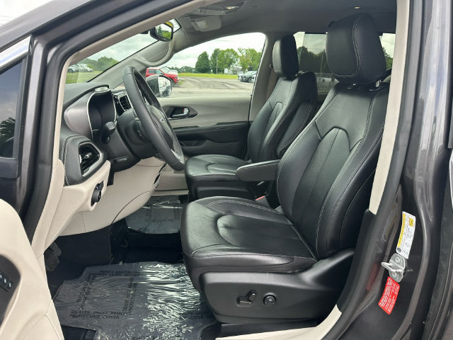 Used 2022 Chrysler Pacifica Touring-L FWD image 9