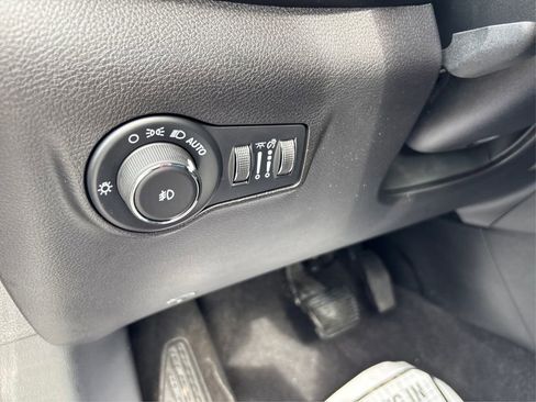 Used 2025 Jeep Compass Limited image 34