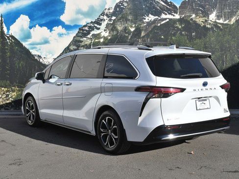 Certified 2025 Toyota Sienna Platinum image 9