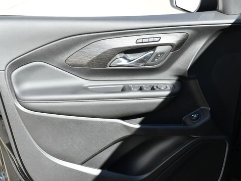 Used 2024 GMC Terrain SLT image 13