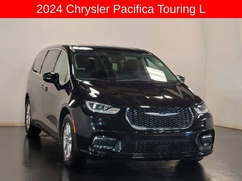 Used 2024 Chrysler Pacifica Touring-L image 2