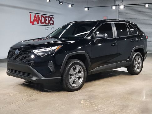 Used 2023 Toyota RAV4 LE AWD/4WD image 3