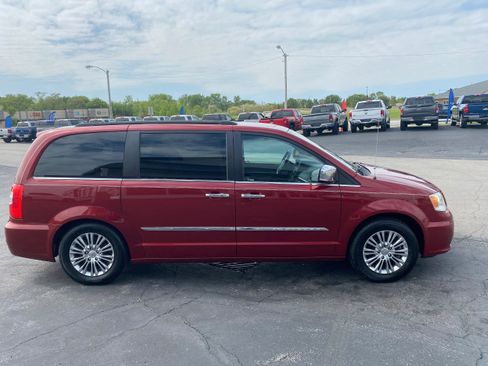 Used 2013 Chrysler Town & Country Touring-L w/ Driver Convenience Group FWD image 4