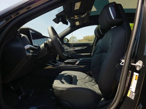 New 2026 BMW 750e xDrive w/ Premium Package AWD/4WD image 7