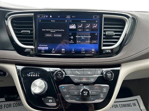 Used 2021 Chrysler Pacifica Touring-L image 21