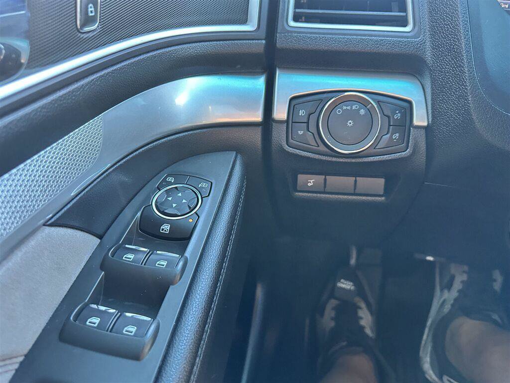 Used 2017 Ford Explorer XLT w/ Equipment Group 202A AWD/4WD image 27