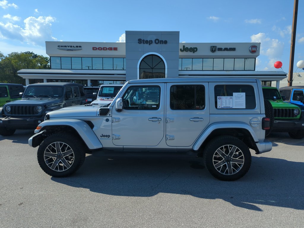 Used 2024 Jeep Wrangler High Altitude AWD/4WD image 3