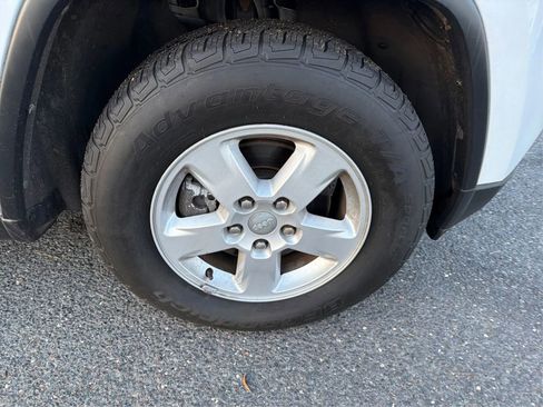 Used 2013 Jeep Grand Cherokee Laredo w/ Laredo E Group image 14