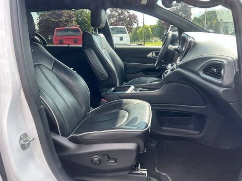 Used 2026 Chrysler Pacifica Limited FWD image 9