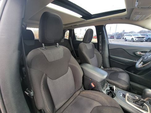 Used 2015 Jeep Cherokee Latitude w/ Comfort/Convenience Group image 33