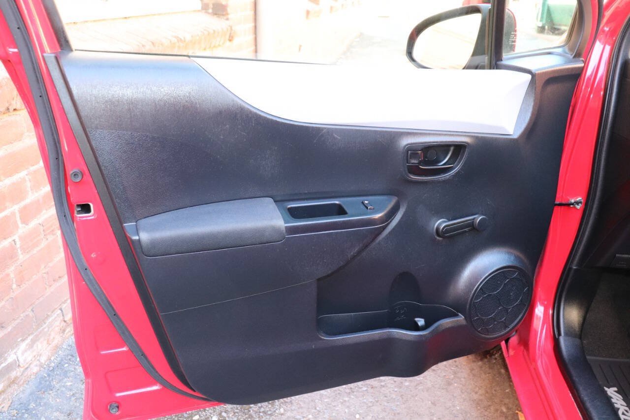 Used 2014 Toyota Yaris L FWD image 15