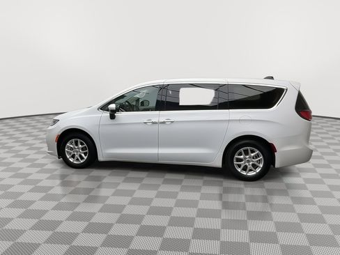 Used 2023 Chrysler Pacifica Touring-L image 35