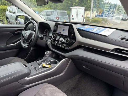 Certified 2025 Toyota Highlander LE FWD image 18