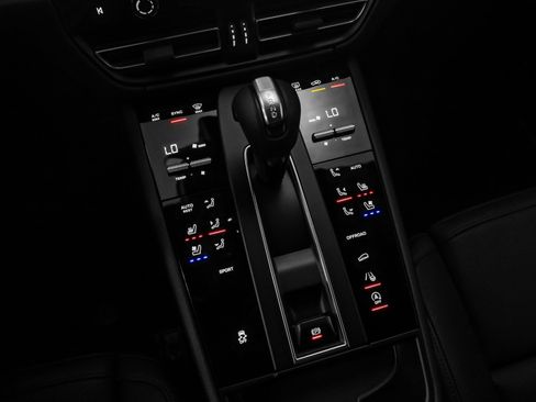 Used 2025 Porsche Macan image 35