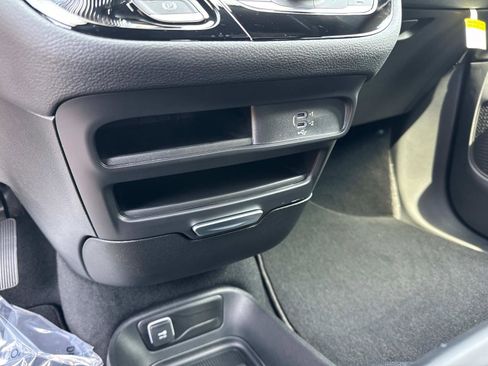 New 2026 Chrysler Pacifica Select FWD image 26