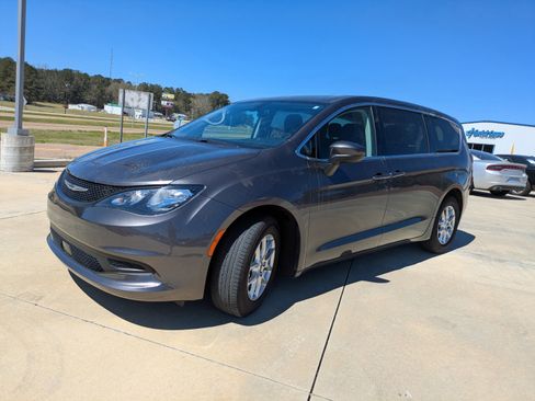 Used 2022 Chrysler Voyager LX image 8