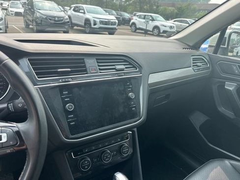 Used 2021 Volkswagen Tiguan SE w/ Panoramic Sunroof Package FWD image 4