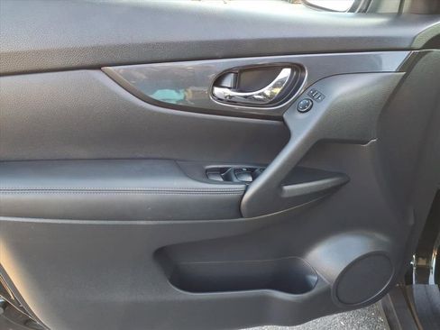 Used 2017 Nissan Rogue SV image 11