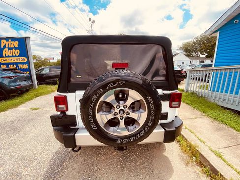 Used 2016 Jeep Wrangler Unlimited Sahara w/ Dual Top Group AWD/4WD image 17