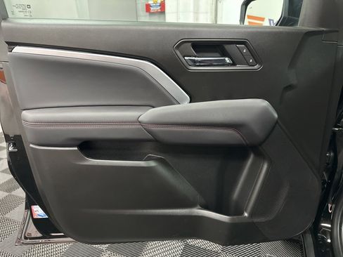 Used 2025 Chevrolet Colorado Z71 w/ Midnight Edition image 18