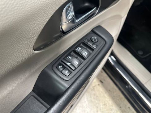 Used 2023 Chrysler Pacifica Touring-L FWD image 16