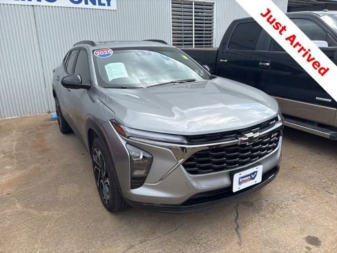 Used 2025 Chevrolet Trax RS w/ Sunroof Package image 3